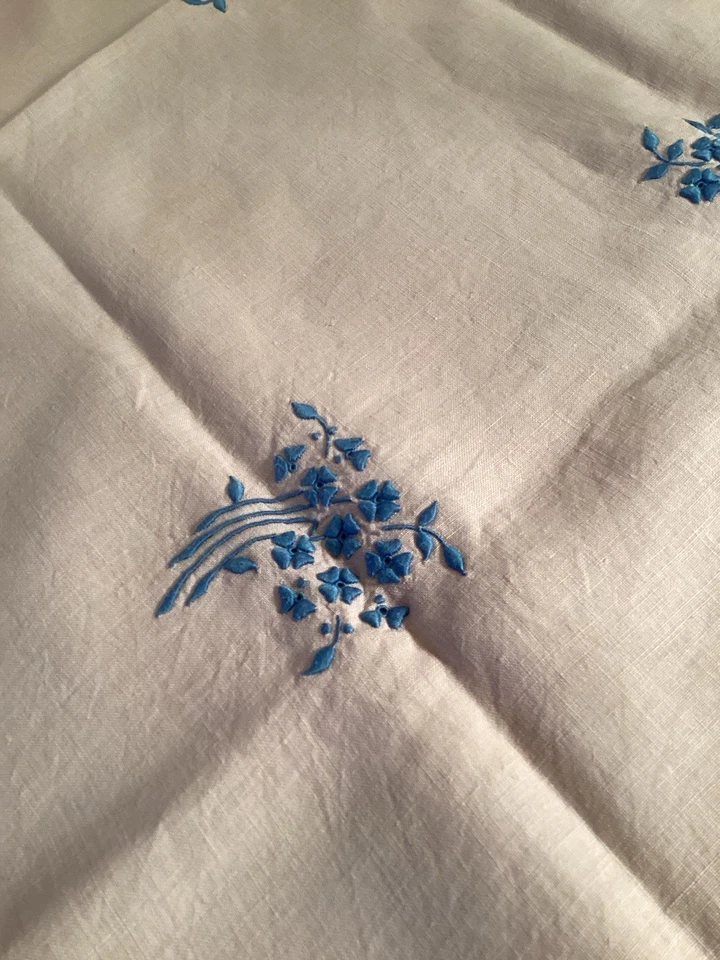 Ravissante Nappe En Lin Rose Brodée Main Trèfles Bleus 85x114  - Photo 3/4