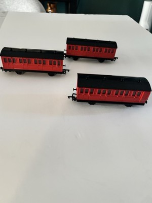 Thomas Bachmann HO Scale 1:87 Red Black Plastic Passenger Cars Set of 3 NEW