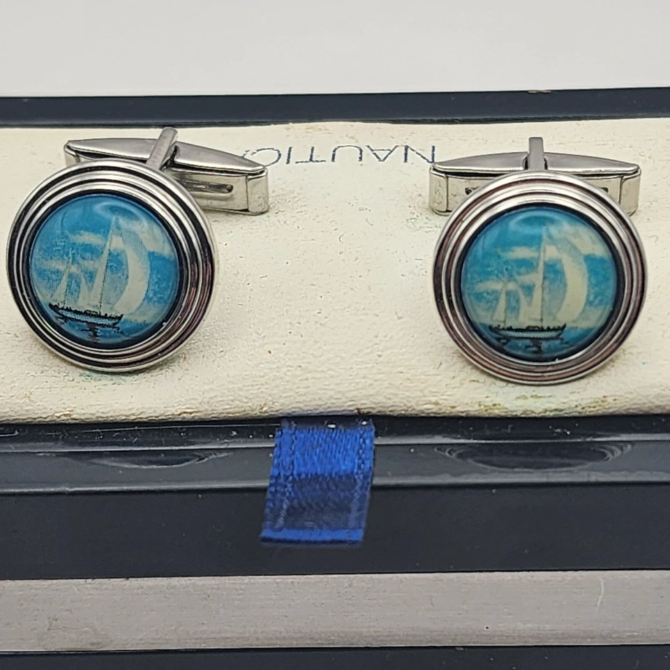 Gemelos Nautica plateados con diseño de velero y caja original con tapa abatible Foto 2 de 4
