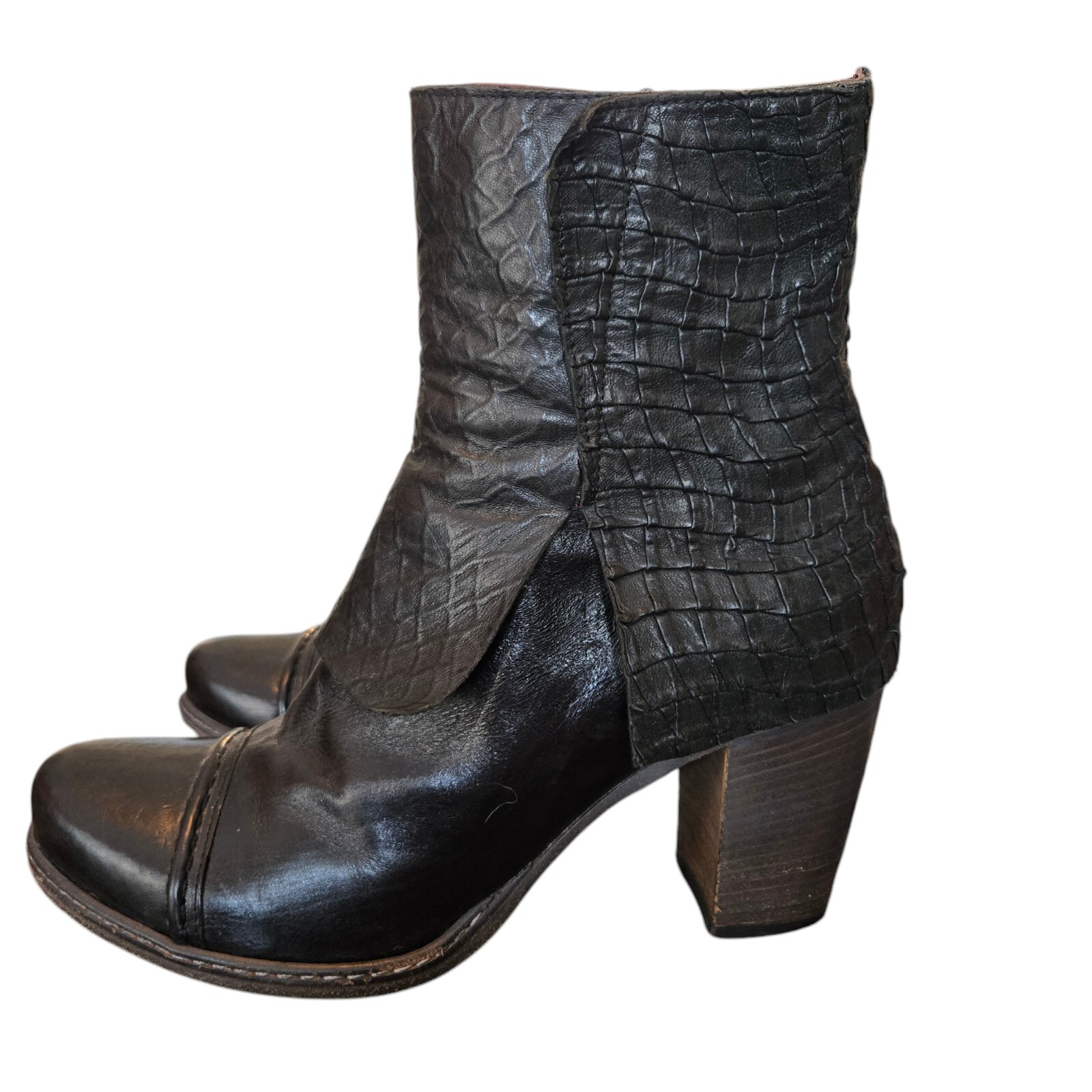 Stylish Ixols Vero Croc Embossed Leather Ankle Boots US 7.5