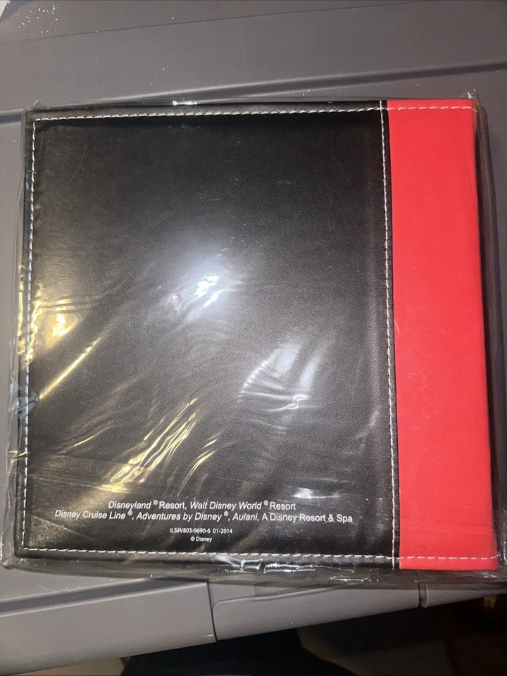 Álbum de fotos Disney Memories negro y rojo con Mickey Mouse Foto 2 de 2