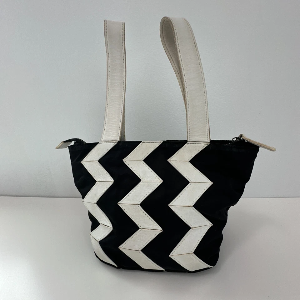 Issey Miyake Cartera Negro Blanco Zig Zag Nylon Pequeño Bolso Cubo Bolso de Mano Y2K Foto 3 de 4