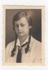 4/345 FOTO JUNGE DAME MIT UNIFORM ZÖPFE LEDERKNOTEN PIONIER SCHÜLER ??