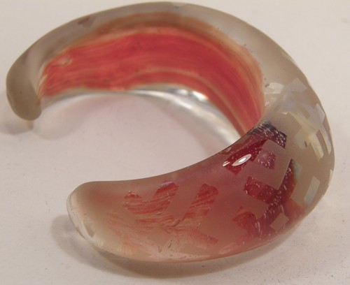 XENO GLASSWORKS PYREX ART GLASS CUFF BRACELET CLEAR & RED SANDBLASTED PATTERN - Picture 5 of 24