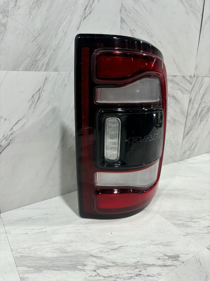 Dodge Ram 2500 3500 2019-2024 luz trasera OEM lado derecho con punto ciego LED negro Foto 3 de 4