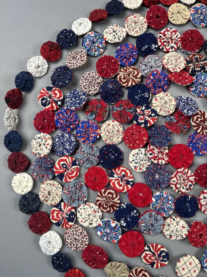 Guirnalda Yo Yo Edredón Navidad Vintage Rojo Blanco Azul Hecho a Mano (3 en total) Foto 2 de 4