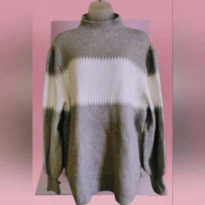 GRAY & WHITE CUSHY KNIT SWEATER NEW Large