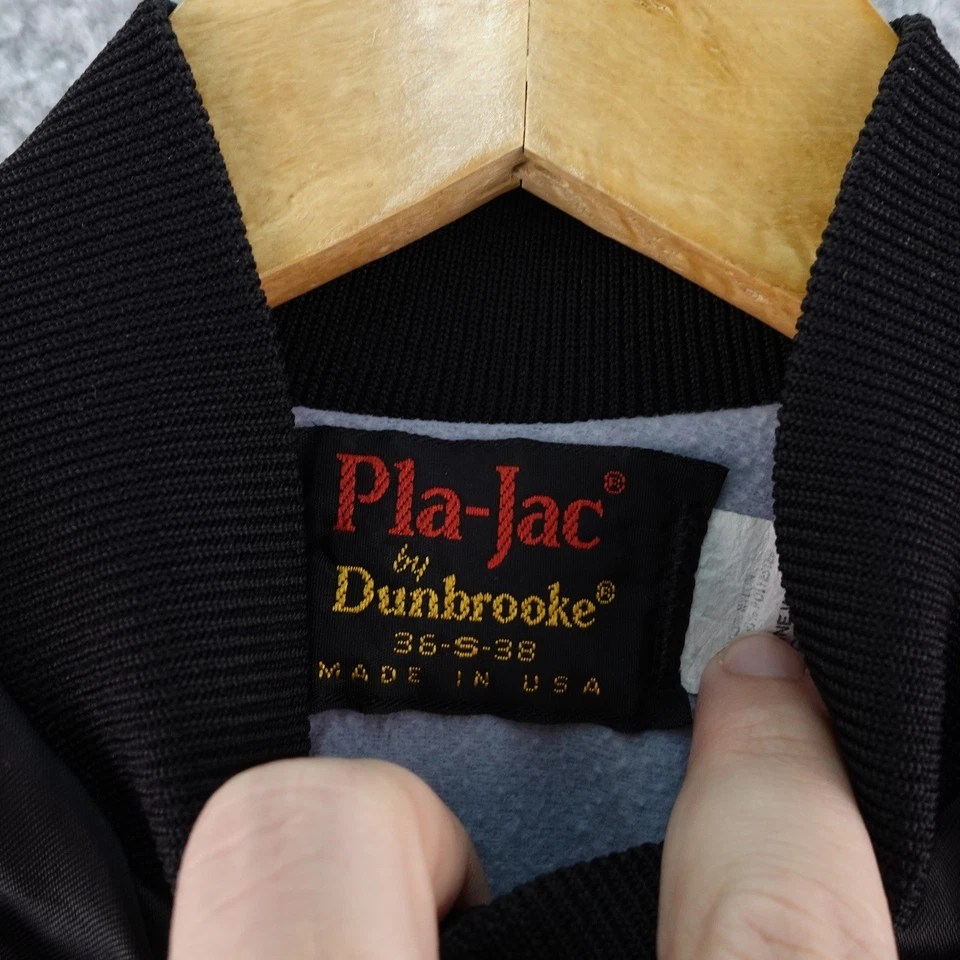 Chaqueta de bombardero vintage DARE para mujer S satinada negra roja con logotipo Pla Jac Dunbrooke Foto 3 de 4