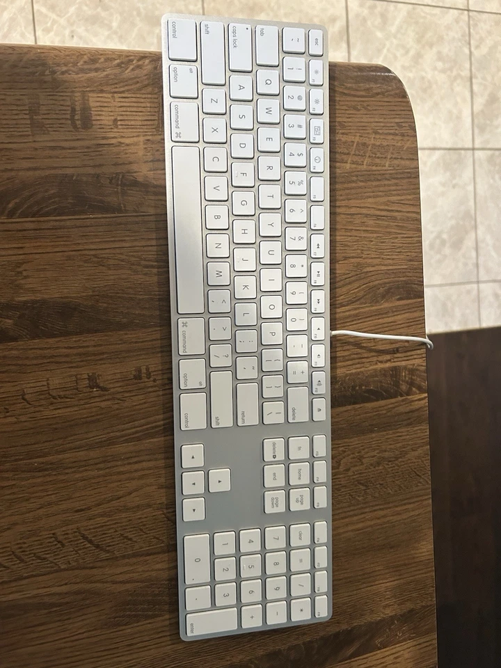 Teclado y mouse Apple Mac Book usados con cables. Foto 2 de 4