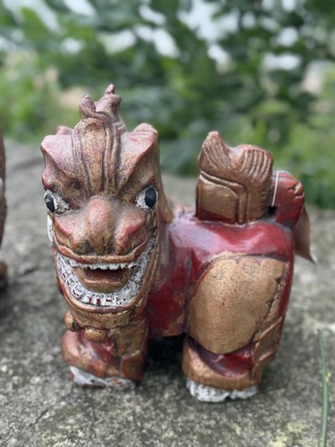 Coppia di statue cane foo guardiano tailandese in legno intagliato vintage - Foto 10 di 23