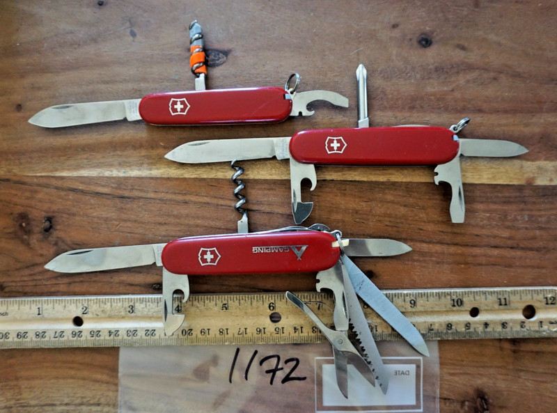1172   3 assorted Victorinox (Swiss Army) pocket knives