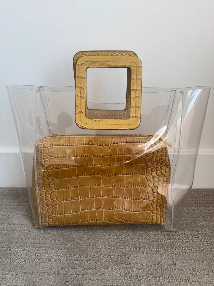 Bolsa tote Staud Shirley PVC transparente com couro marrom embreagem crocodilo em relevo - Imagem 2 de 4