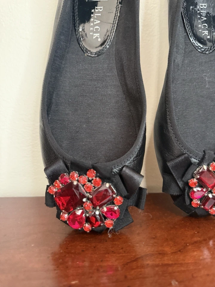 Черные кожаные туфли на плоской подошве White House Black Market с красными драгоценными камнями размер 8 - Изображение 2 из 4