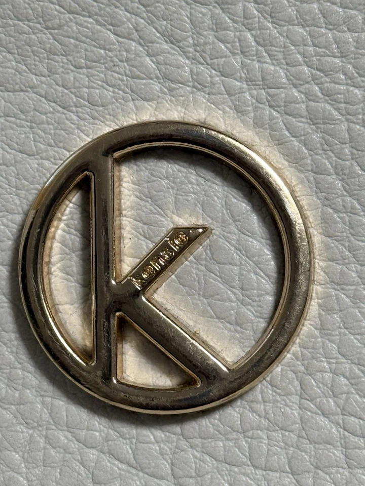 Bandolera de cuero blanco con herrajes dorados Foto 2 de 4