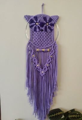 Große Makramee süße lila Eule, Handarbeit Boho Wandbehang