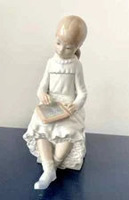 LLADRO "Schoolgirl” 0117 Young Lady Figurine Writing On Slate Chalkboard