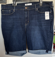 Signature Levi Mid-Rise Bermuda Stretch Shorts- Women's Size 22/W36 NEW