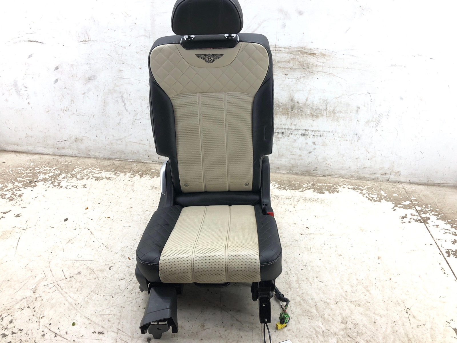 2016-2020 BENTLEY BENTAYGA 2ND ROW RIGHT SEAT BLACK/BEIGE *INDENT* *DETAILS* OEM