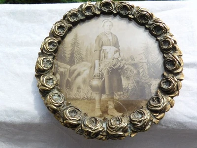 cadre ancien en bronze a suspendre decor de fleurs - Photo 1/4