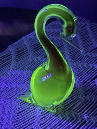 Murano Uranium Vaseline Red & Green  Glass Bird