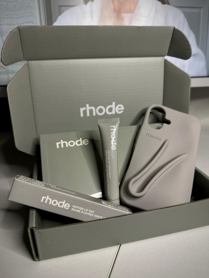 Cover Rhode grigio + Lip peptide treatment Unscented iPhone 16 Box ...