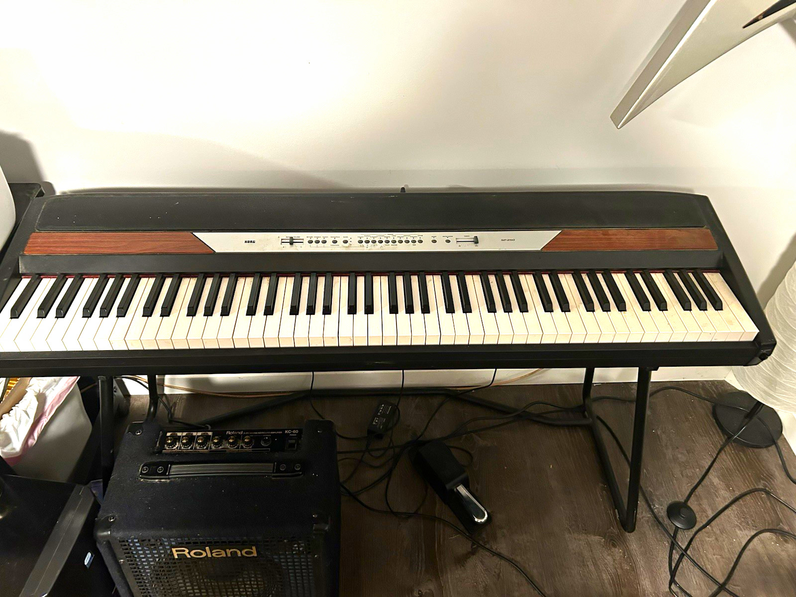 Korg SP-250 88-Key Electric Organ Keyboard w/ Chorus Reverb Black/Brown