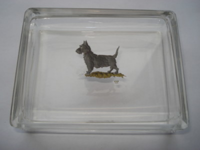 C1920S-30S WUNDERSCHÖN GESCHNITTENER GLASSCHMINKTISCH BOX MIT BILD DES SCHOTTIE-HUNDES