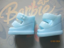 POUPEE BARBIE / PAIRE DE CHAUSSURES : BOTTES, ESCARPINS ....... (2185)
