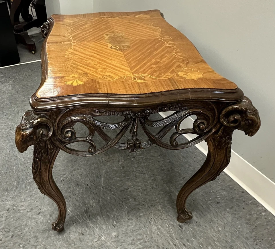 Mesa baja antigua francesa tallada en madera satinada de nogal con incrustaciones de marquetería C1900 Foto 4 de 4