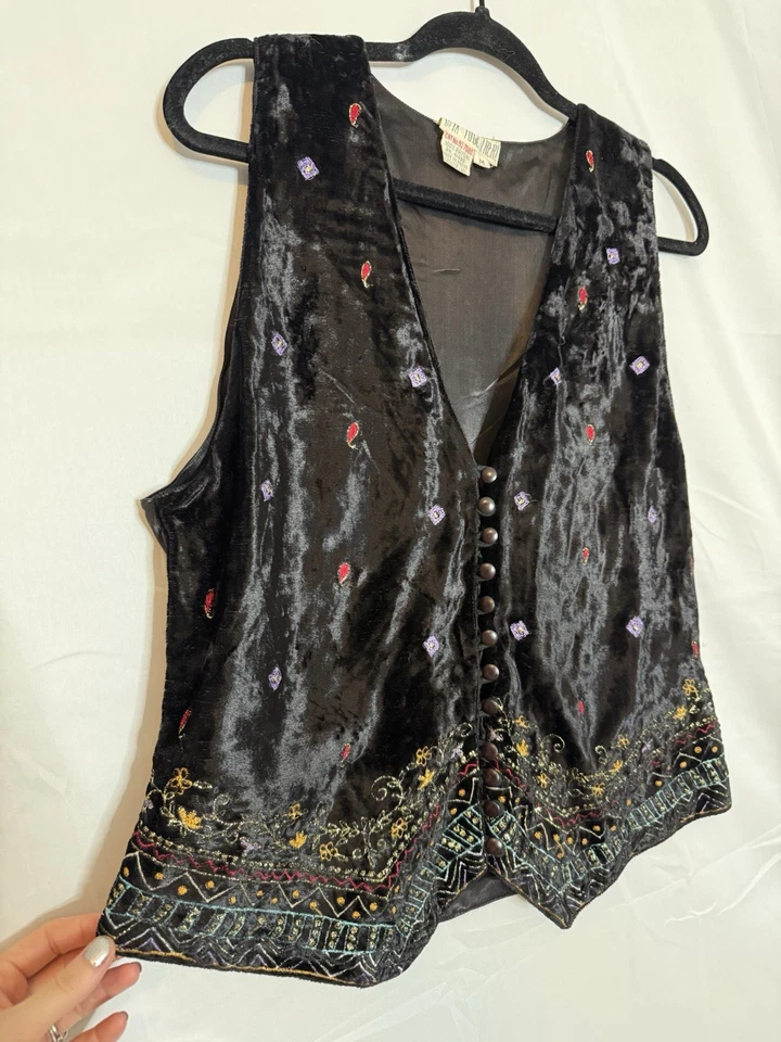 De colección Hecho en la India Juntos! Chaleco abotonado de terciopelo negro bordado para mujer Foto 2 de 4