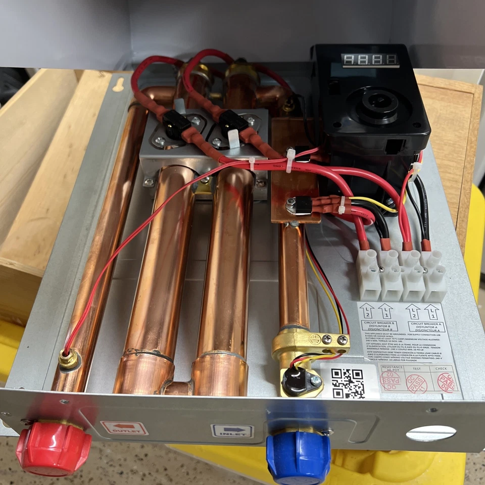 Ecosmart Modelo ECO 18 240v 18kw 60hz 75 Amperios Falta Perilla Foto 2 de 4