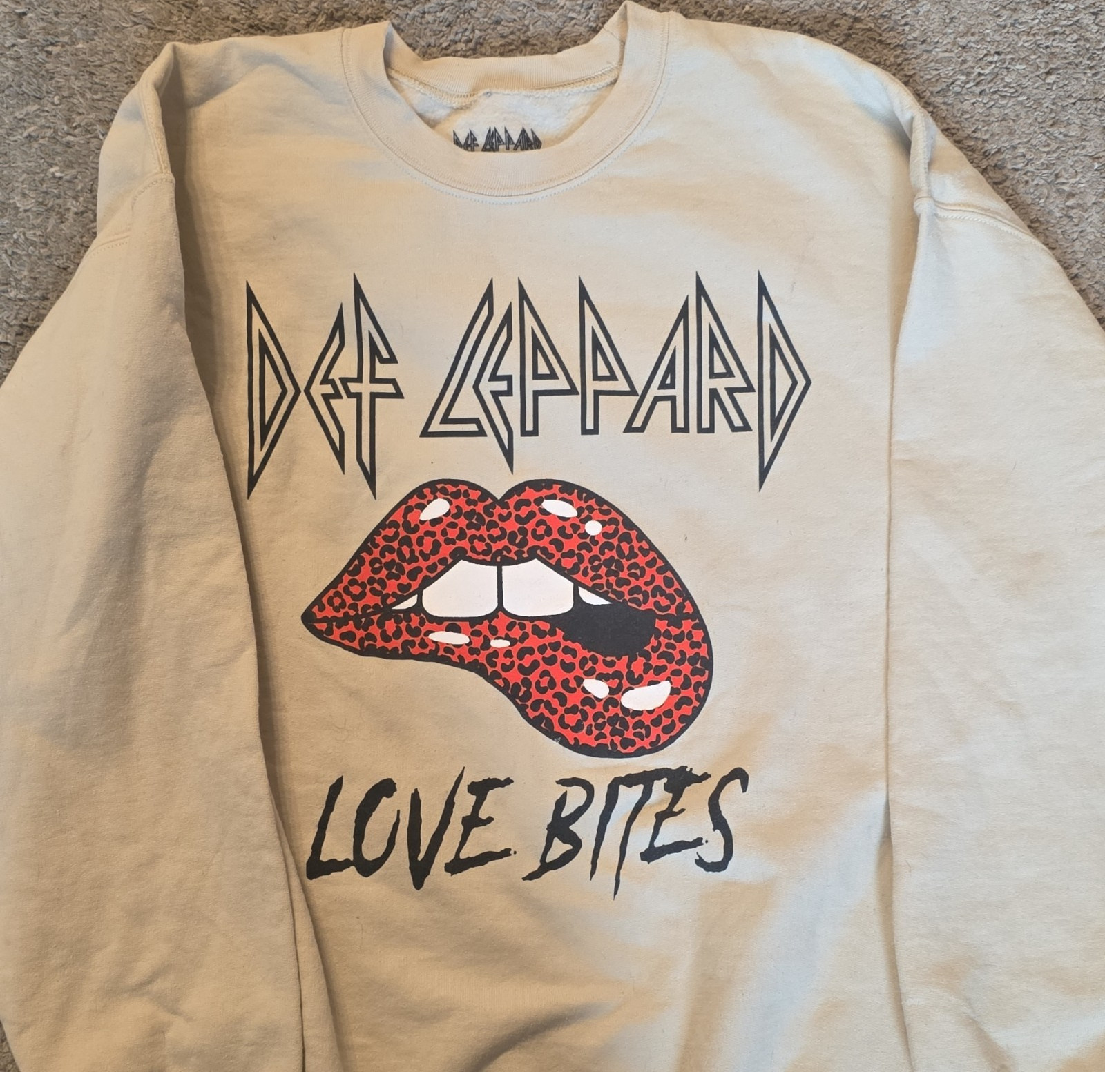 Def Leppard Love Bites Graphic Sweatshirt XL Beige Cotton Polyester Pullover