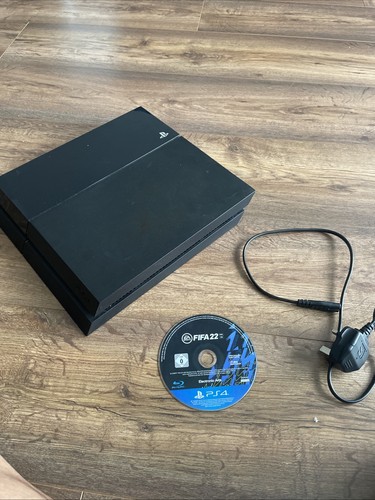 Playstation 4 mit FIFA 22 Disk und Kabel