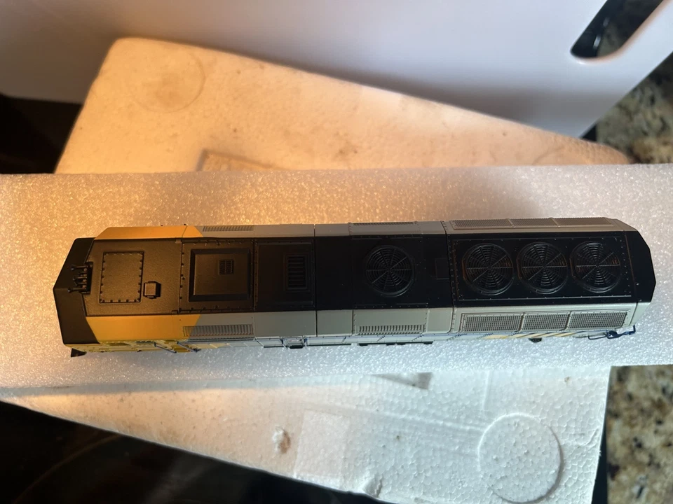 NEW Walthers 910-19475 EMD F40PH ESU Sound & DCC VIA #6406 Locomotive HO Scale - Image 3 of 4