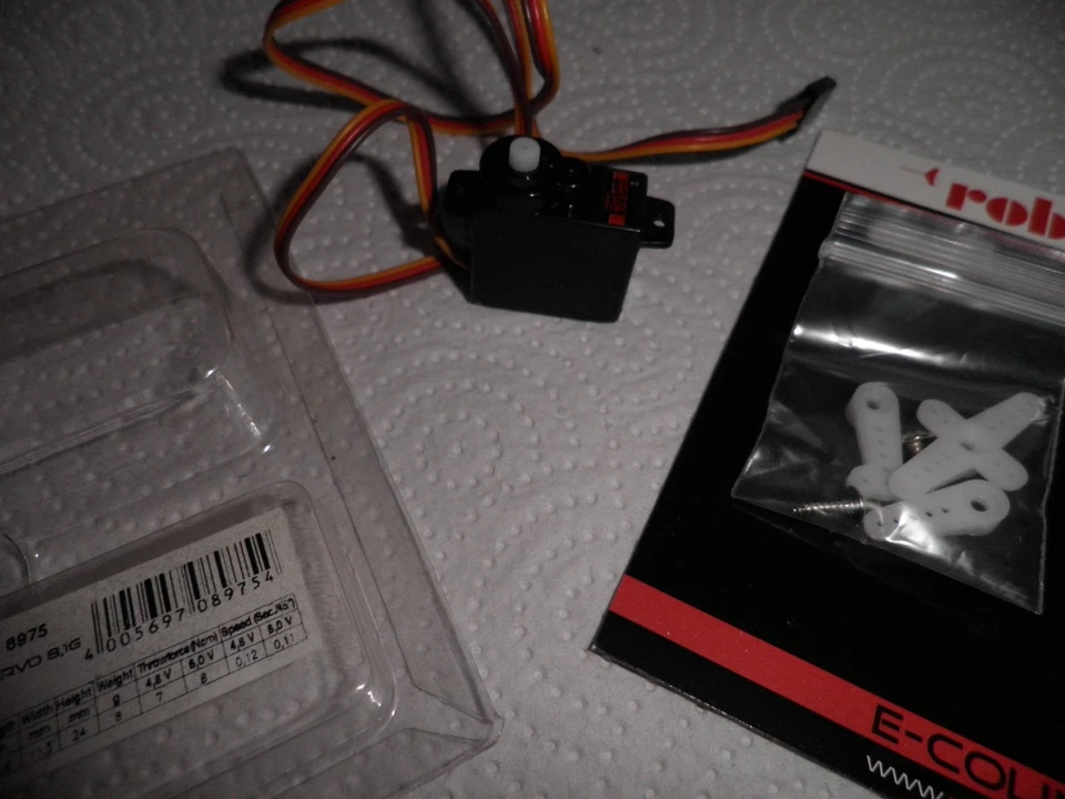 2X Robbe / Futaba Servo 8,1G - Bild 4 von 4