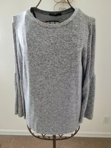 Gibson Women's Medium Top Gray Detailed Sleeves.
