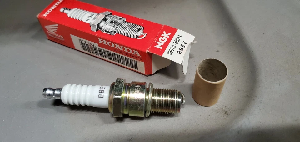 Vela de ignição NOS Honda NGK Racing 1981-1982 CR250R 1981 CR450R 98079-58644 Qtd. 3 - Imagem 2 de 3