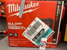 Milwaukee CANADA Green 100 ft. 3-Point Laser Level with USB Battery and Charger