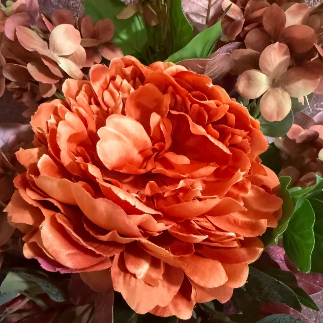 Centro de mesa con arreglo floral sintético de peonía y hortensia coralina en cuenco de cerámica Foto 3 de 4