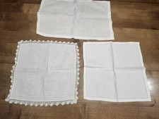 3- Pezzi di lino vintage per ARTIGIANATO filo bordato e tirato all'uncinetto bianco
