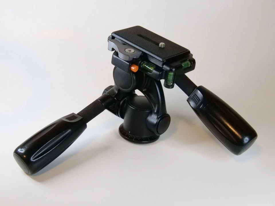 Vanguard PH32 pan & tilt head c/w 3 QR plates - Image 2 of 4