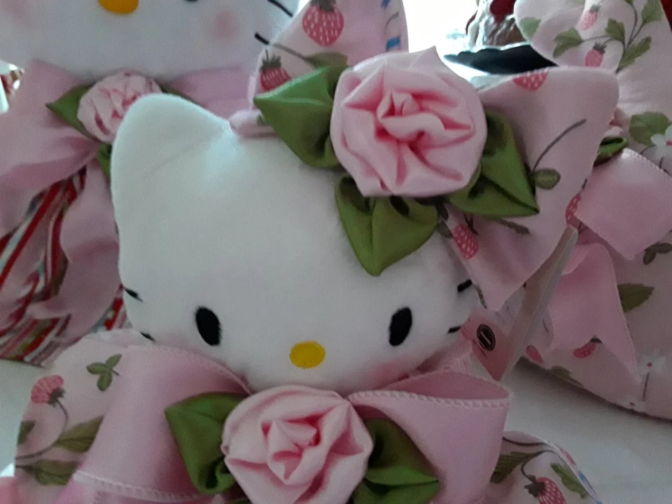 ROSAS ROSAS, FRESAS Y LAZOS VESTIDOS HELLO KITTY CON CORAZÓN ORNIE Y CARAMELOS Foto 2 de 4