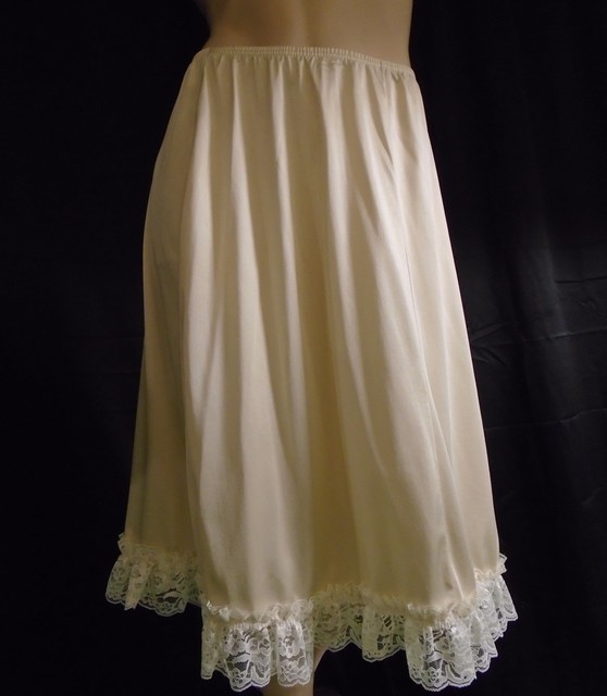 Women's Beige Ruffled Lace Nylon Half Slip Medium Waist 2634 Length 24