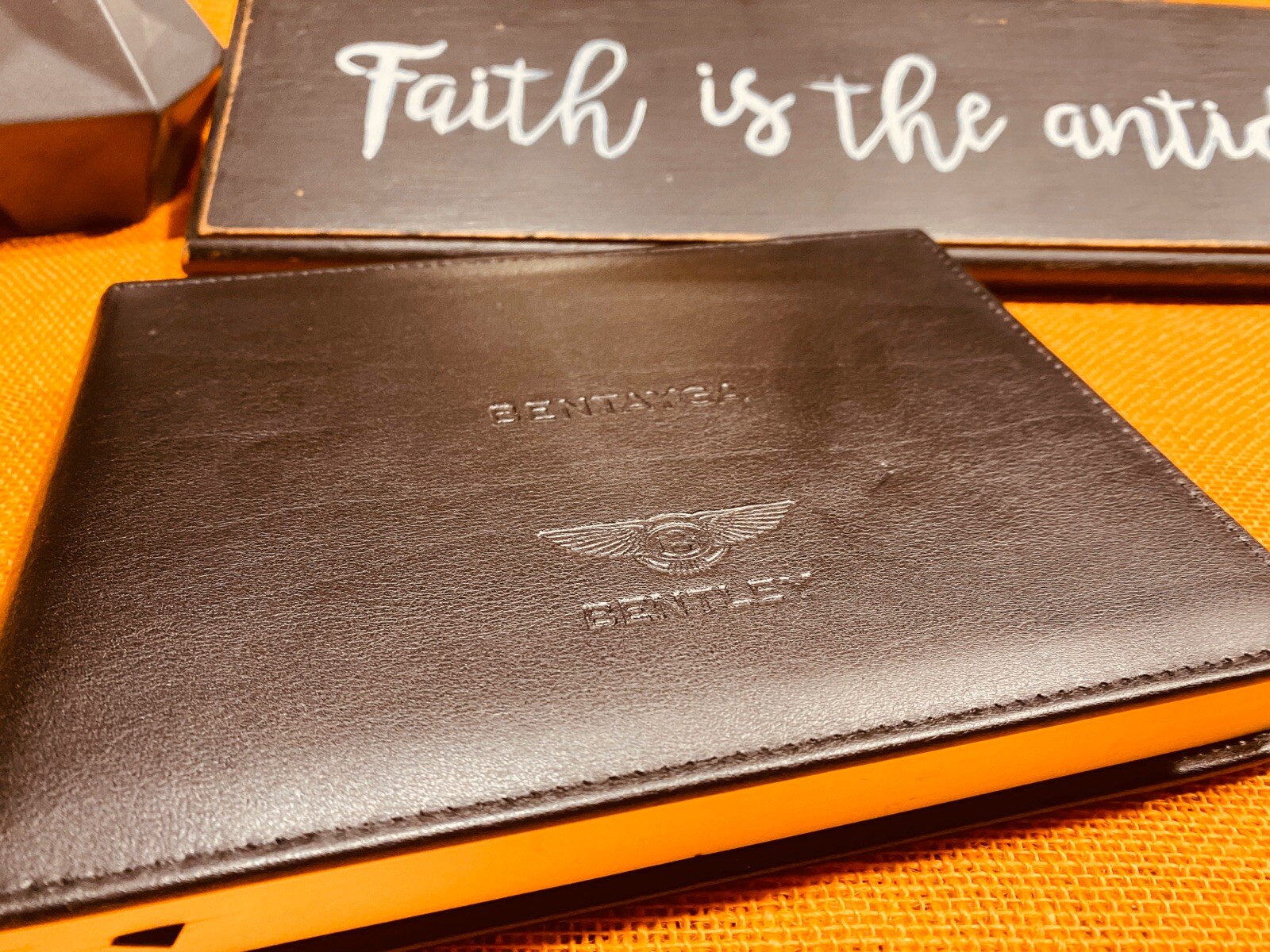 2018 BENTLEY BENTAYGA OWNERS MANUAL W/ NAVIGATION & TV SECTION INSIDE (NEW) NOS