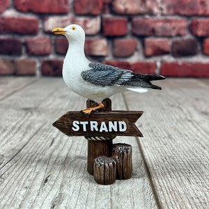 Deko Möwe auf Poller mit Schild STRAND ca.10,5cm
