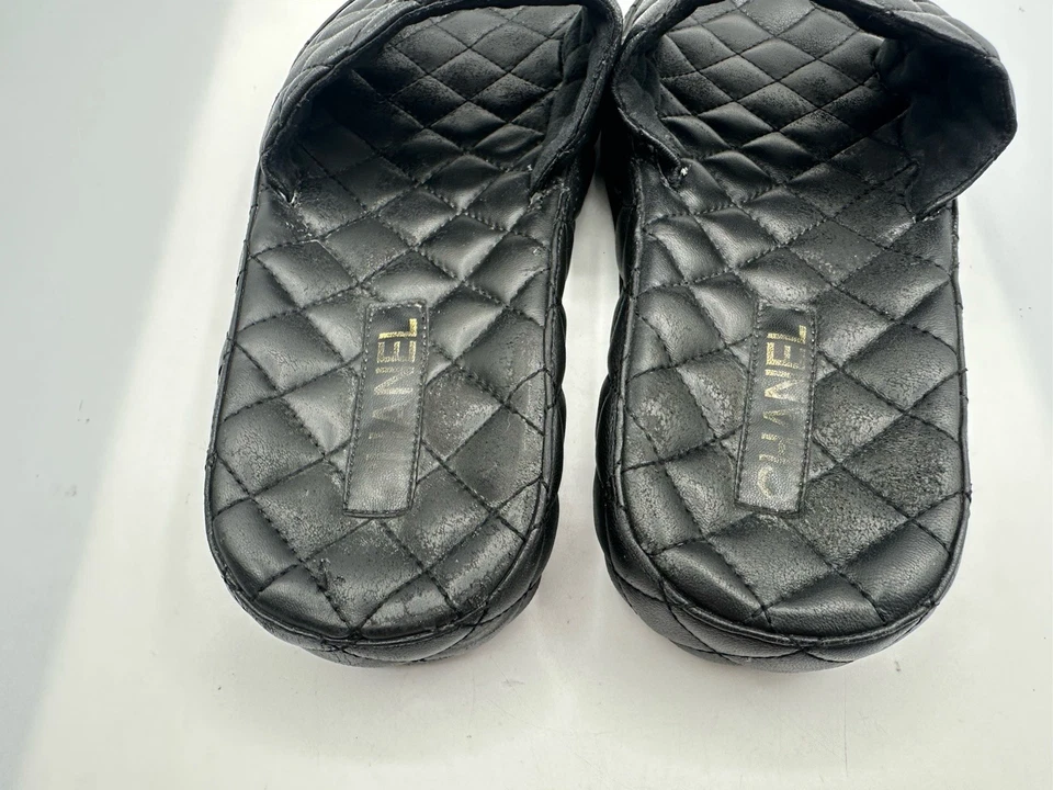 Sandalias Chanel CC negras acolchadas de cuero de cordero con toboganes para mujer talla 9 Foto 4 de 4