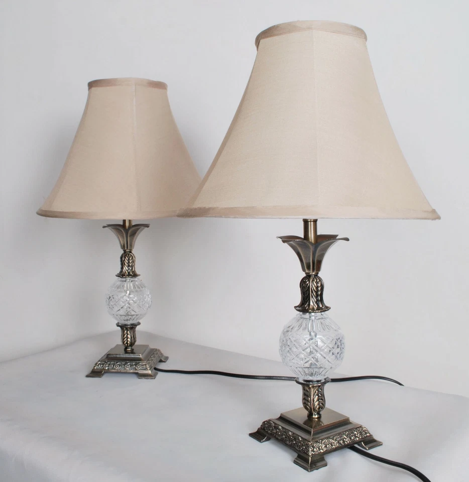 PAIR of Traditional Antique Style Table Bedside LAMPS - image 4 of 4