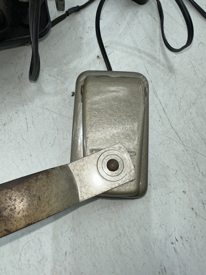 RARE Vintage Good HouseKeeper Zig Zag Deluxe Sewing Machine Black Made