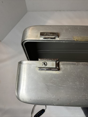 Vintage Aluminum Suitcase 21”x13”x6” Made In Japan - Picture 10 of 15