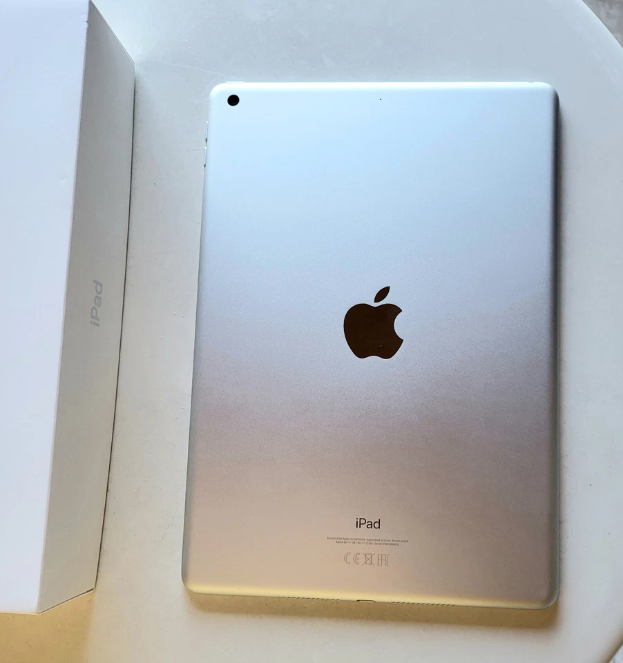 Apple iPad 9a Generazione Wifi 10.2" 64GB Argento con una cover - Immagine 2 di 4